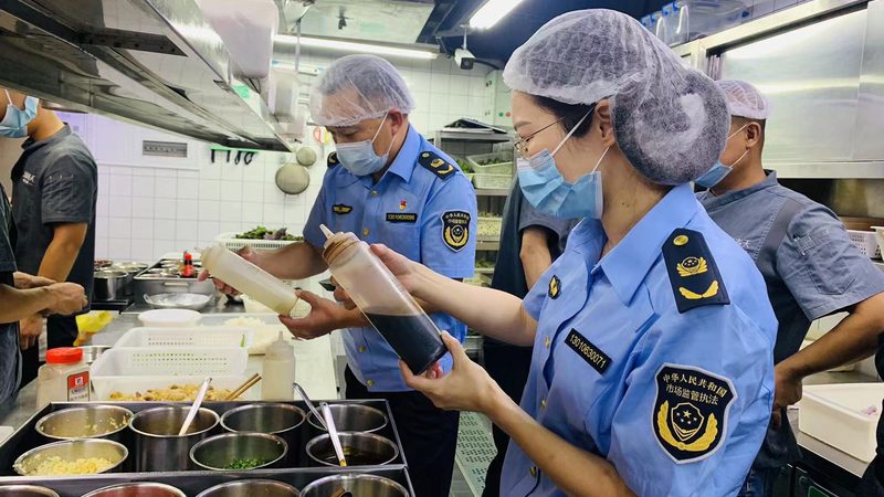 根据以上信息，制作烘焙原料报价单。报价单应包含以下内容：